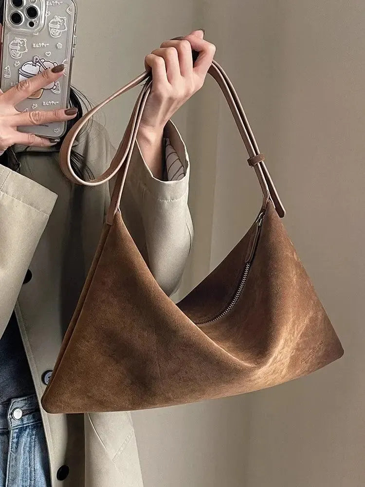 Claudia – Klasyczny, elegancki design – Zamszowa torebka na ramię-15216240132421-Helena i Kasia Warszawa