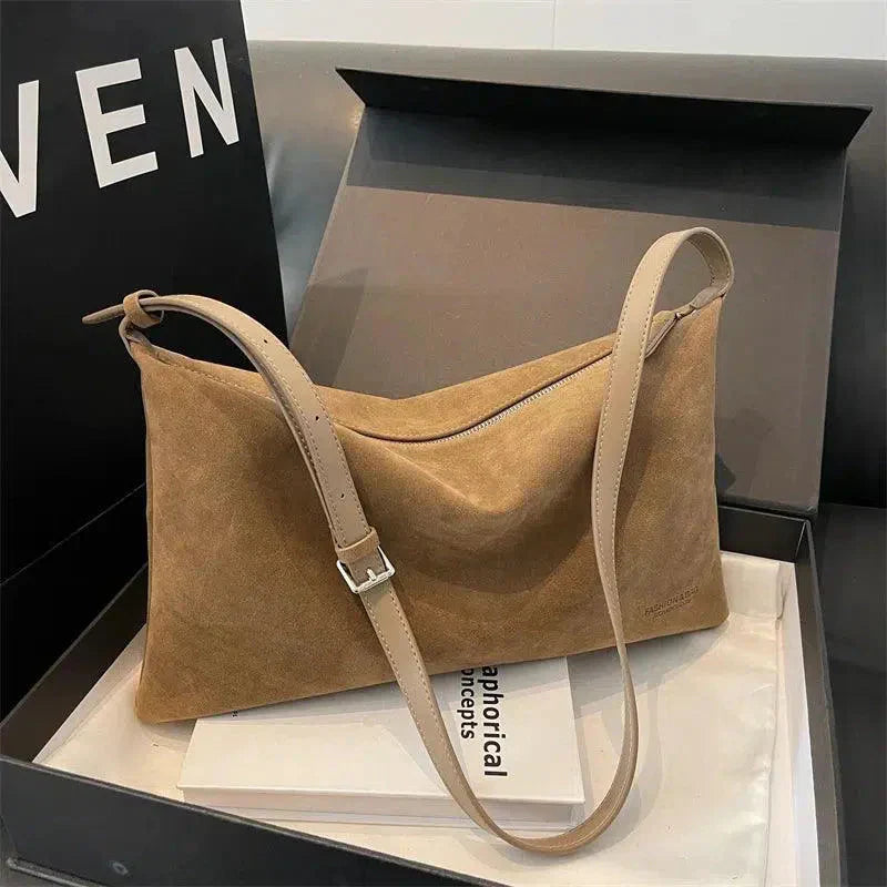 Claudia – Klasyczny, elegancki design – Zamszowa torebka na ramię-15216240132421-Helena i Kasia Warszawa