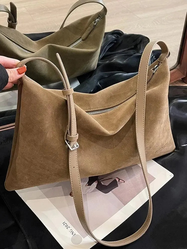 Claudia – Klasyczny, elegancki design – Zamszowa torebka na ramię-15216240132421-Helena i Kasia Warszawa