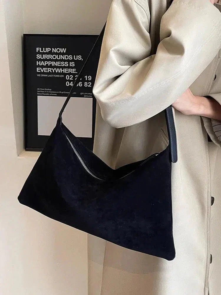 Claudia – Klasyczny, elegancki design – Zamszowa torebka na ramię-15216240132421-Helena i Kasia Warszawa